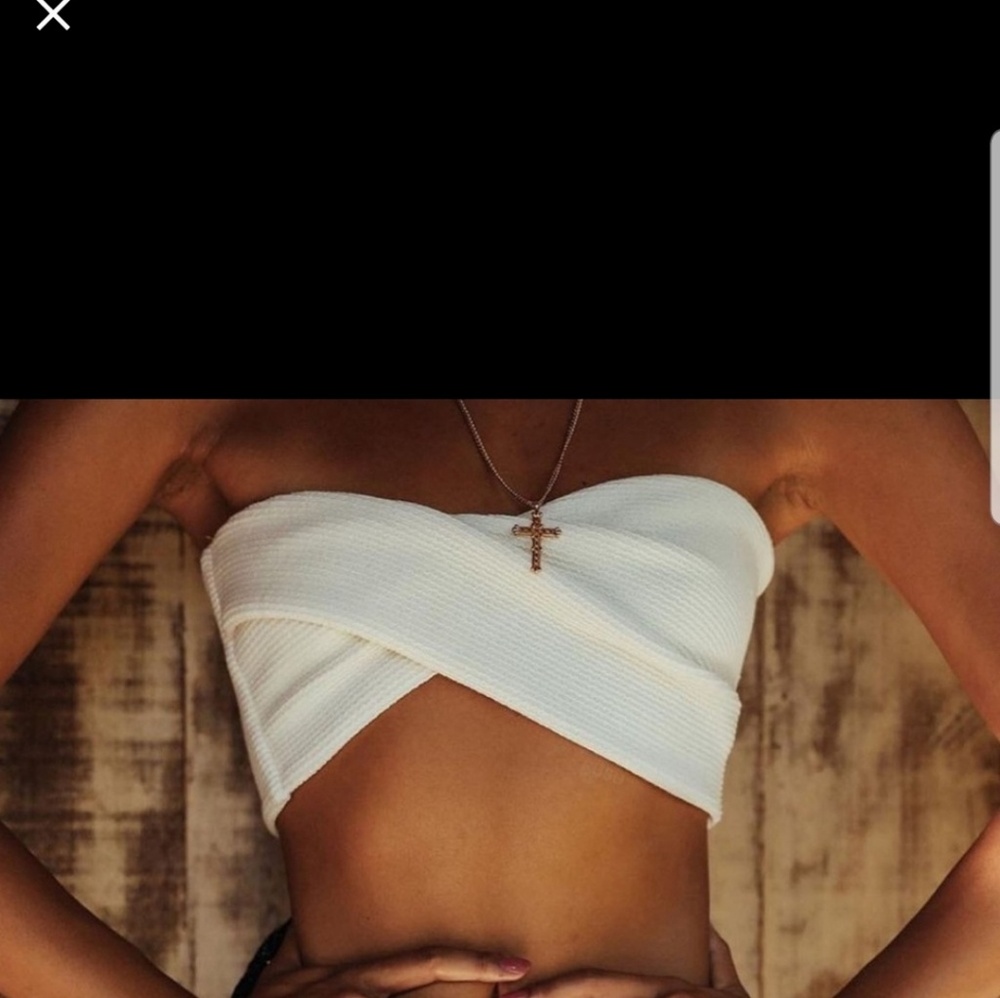 Ribbed twisted bandeau top.